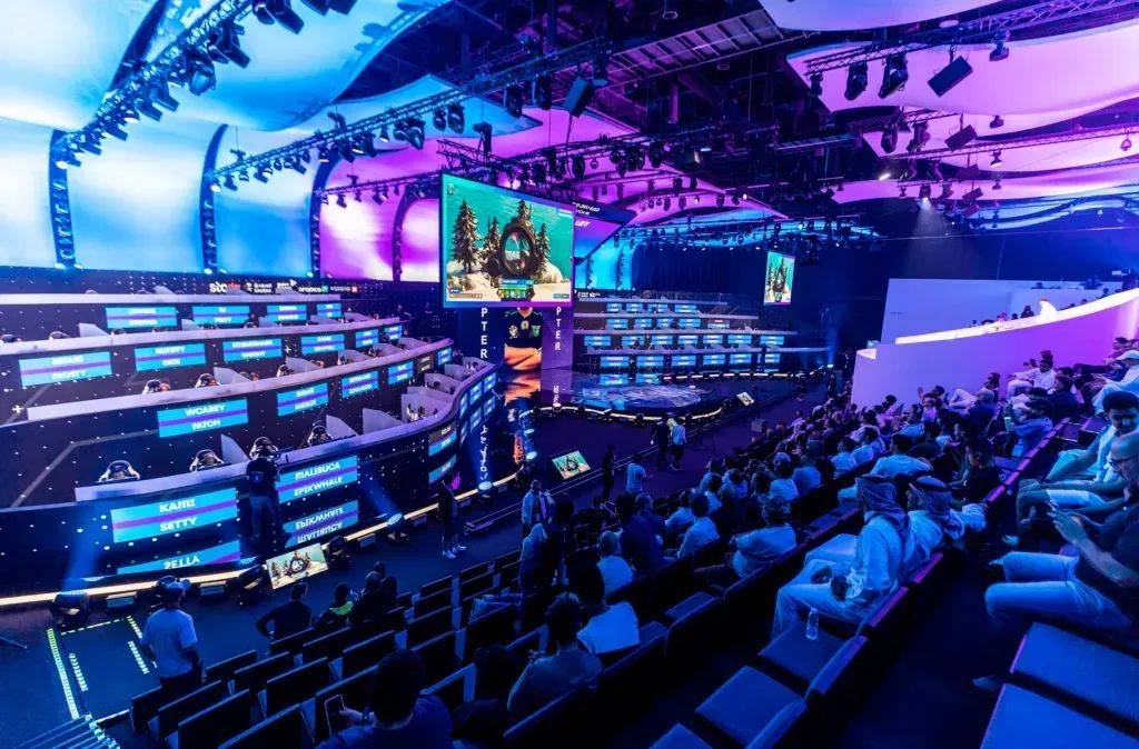 篮球场内的 篮球场内的