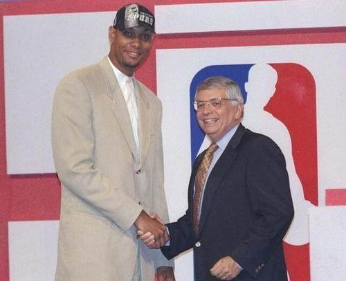 乌龙！官方活动图提前官宣WBG.Jiejie和NIP.Care