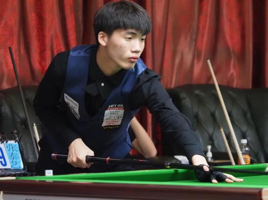 扎金花实战技巧：如何用一对比人大的“气势”吓走对手？（扎金花实战技巧：如何用一对牌的气场逼退对手？）